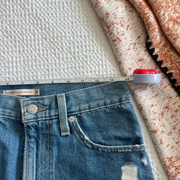 LEVIS HIGH WAISTED DENIM MOM SHORT - Picture 4 of 5